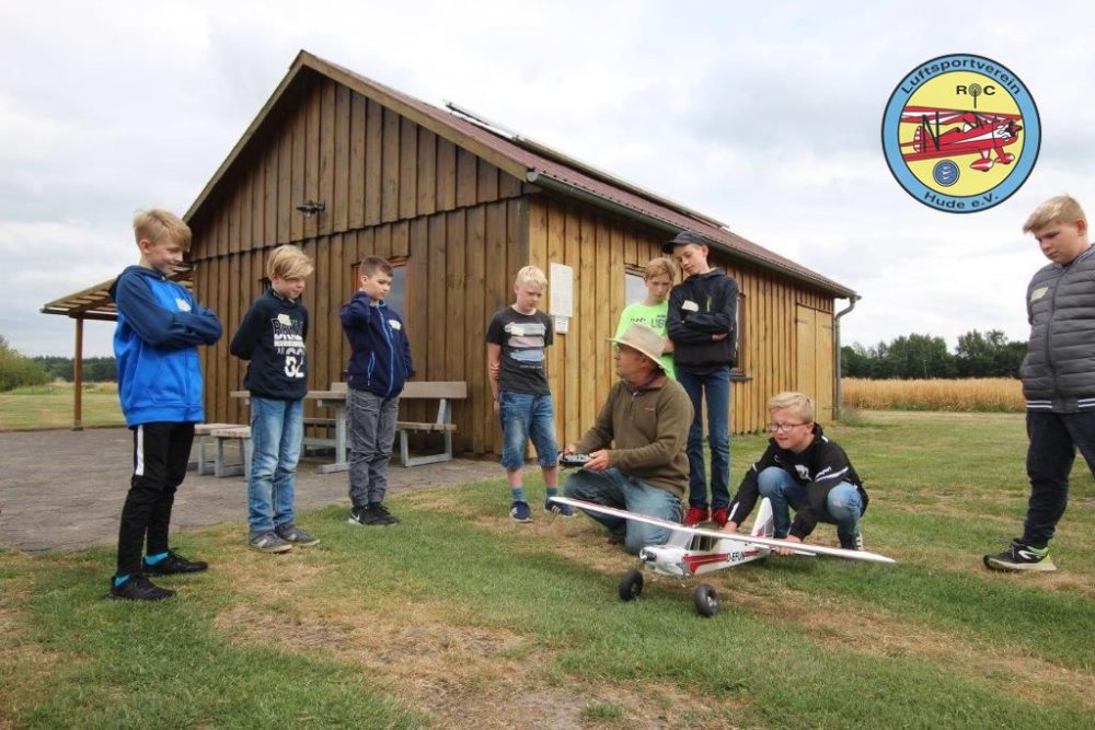 Luftsportverein Hude LSV - Modellfluggruppe - Ferienspass 2019 - begeisterte Kinder am Flugplatz