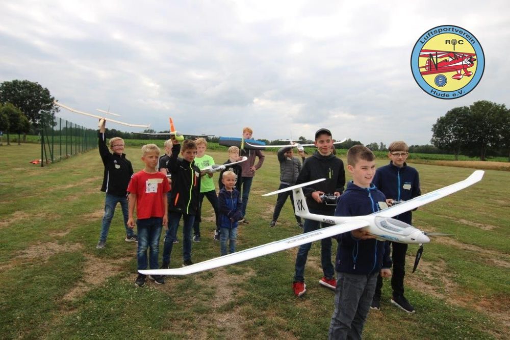Luftsportverein Hude LSV - Modellfluggruppe - Ferienspass 2019 - begeisterte Kinder am Flugplatz